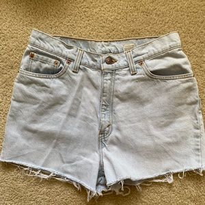 size 6, Levis light wash denim shorts
